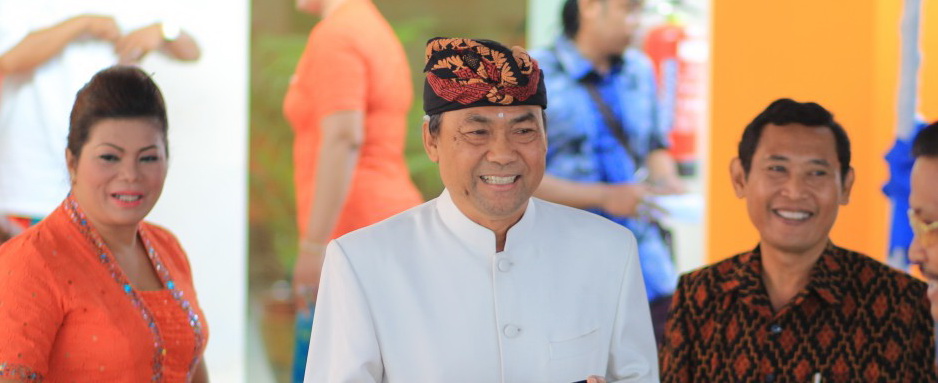 Nasabah dan pengurus BAS Bank dalam busana adat Bali